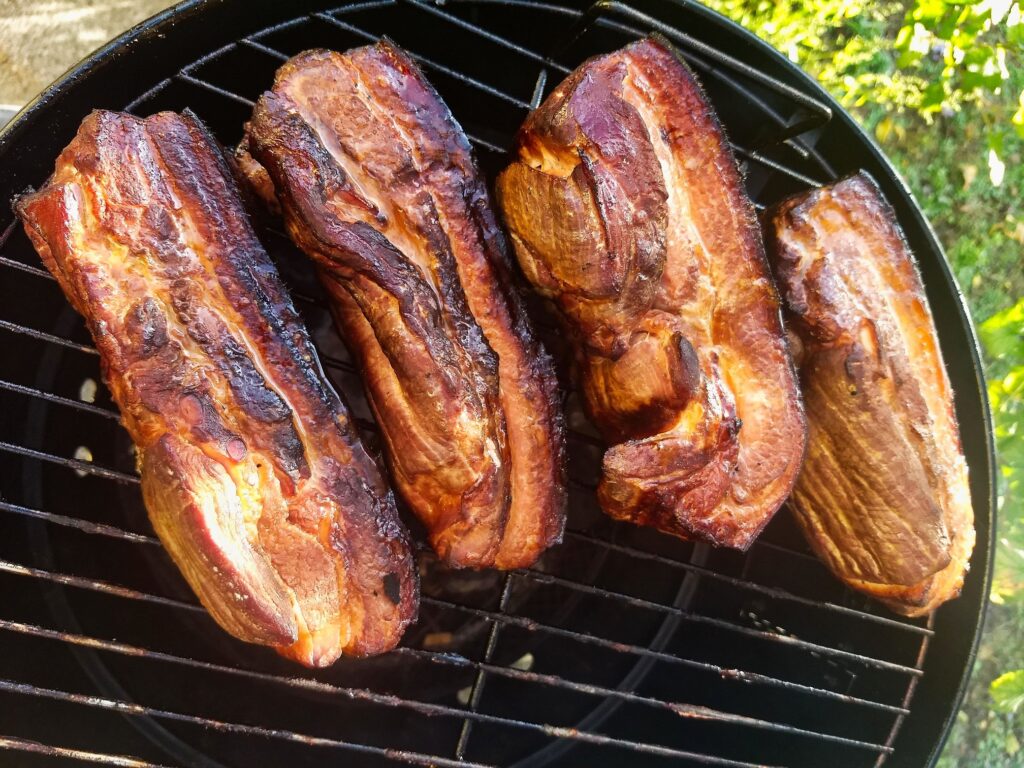 Schweinebauch auf dem Grill